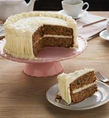 Bizcocho de nuez con cobertura de queso y chocolate blanco