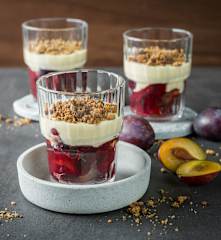 Zwetschken mit Mohnstreuseln und Vanillesauce