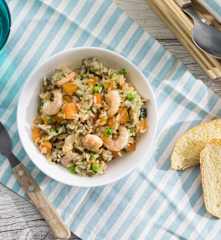 Insalata di riso con gamberi e verdure