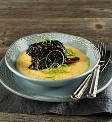 Søde og krydrede oksehøjreb med polenta