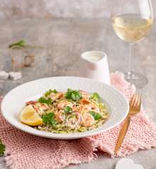 Sałatka z rumienionymi krewetkami i krojonymi warzywami (TM6)