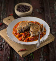 Bohnenlaibchen mit Paprikaragout (vegan)