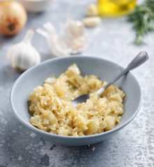 Tumis bombai (200 g) dengan bawang putih, jahe atau cabai