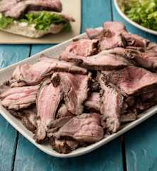 Rosmarin-Rotwein-Lammschulter mit Rohkostsalat und Ciabatta