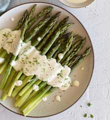 Espárragos con salsa de parmesano