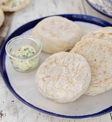 Bolo do caco com manteiga de alho