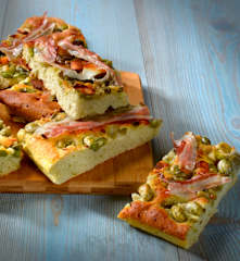 Focaccia fave, pancetta e pecorino