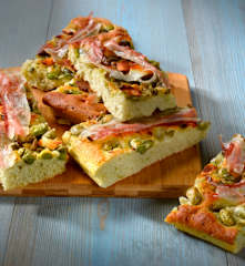 Focaccia aux fèves, pancetta et pecorino