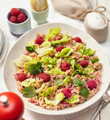 Quinoasalat mit Himbeeren und Walnüssen