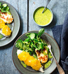 Poulet vapeur à l'orange, mâche et halloumi