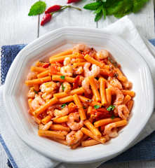 Pasta rossa con gamberetti e pomodorini