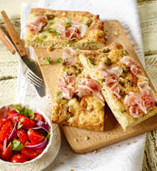 Focaccia mit dicken Bohnen, Pancetta und Pecorino