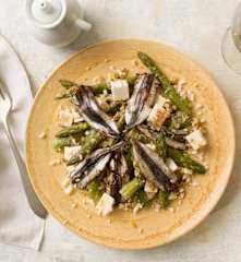 Ensalada de espárragos, boquerones y queso fresco