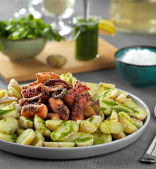 Pulpo frito con papas arrugadas y mojo verde