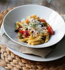 Penne al ragù vegetale, finocchietto selvatico e scaglie di Parmigiano reggiano DOP (di Francesca Romana Barberini)