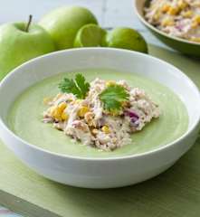 Crema fría de aguacate y manzana con ensalada de pollo