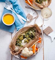 Sandacz w papilotach na parze z warzywami i sosem berneńskim