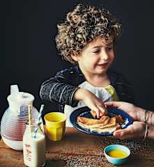 Petites crêpes et jus à l'orange