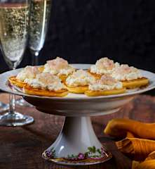 Blinis con burrata e scampi