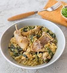 Arroz con conejo, espinacas y ajetes