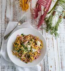 Esparguete tricolor com pescada e ricota