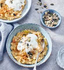 Apfel-Kleie-Porridge mit Joghurt