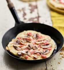 Piza na frigideira com fiambre, queijo e cogumelos