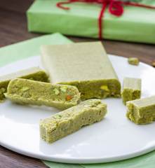 Turrón de nata y pistachos