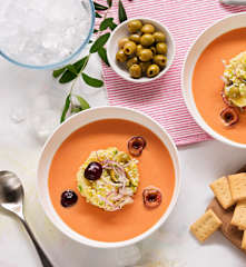 Ajoblanco al tomate con ensalada de patata y cerezas