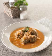 Albóndigas al vapor con tomate fresco al romero