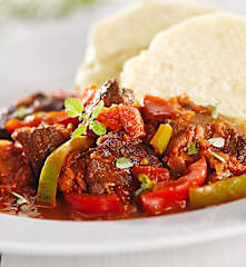 Paprikový guláš na červeném víně s houskovým knedlíkem