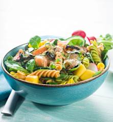 Bol de pasta multivegetales con salmón y salsa de cacahuetes