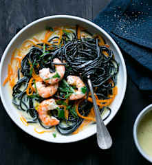 Crevettes au safran, spaghetti bicolores