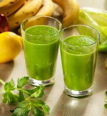Smoothie de espinacas, lechuga, apio y frutas