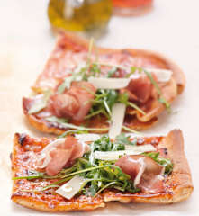 Pizza z szynką parmeńską i rukolą