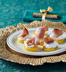 Crostini di polenta con tonno affumicato