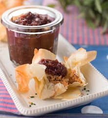 Trouxas de alheira com chutney de uva
