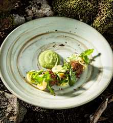 Lammbällchen mit Erdäpfel-Röhrlsalat und Kerbelsauce