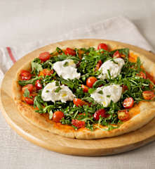 Pizza con tomate y mozzarella frescos