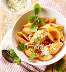 Conchiglie mit frischer Tomatensauce und Ziegenkäse