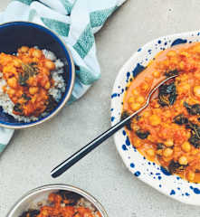 Caril de grão e kale com arroz de coco