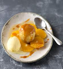 Savarin mit Karamell und Mandeleis