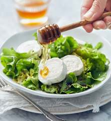 Salat mit Ziegenkäse und Wildblumen-Honig-Dressing