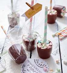 Dunkle Trinkschokoladenlöffel mit Marshmallows
