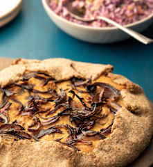 Torta salata zucca e cipolle con coleslaw autunnale