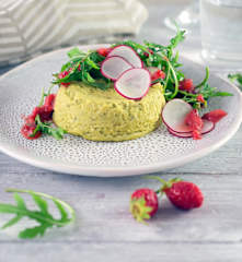 Kichererbsenflan mit Rucola und Erdbeerdressing