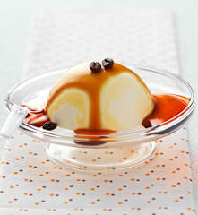 Sphères glacées au caramel de café