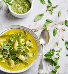Sopa primavera com pesto de hortelã