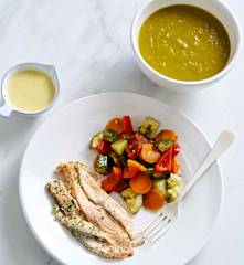 Sopa e salmão com legumes