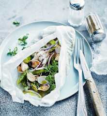 Papillote de cabillaud, coques et asperges